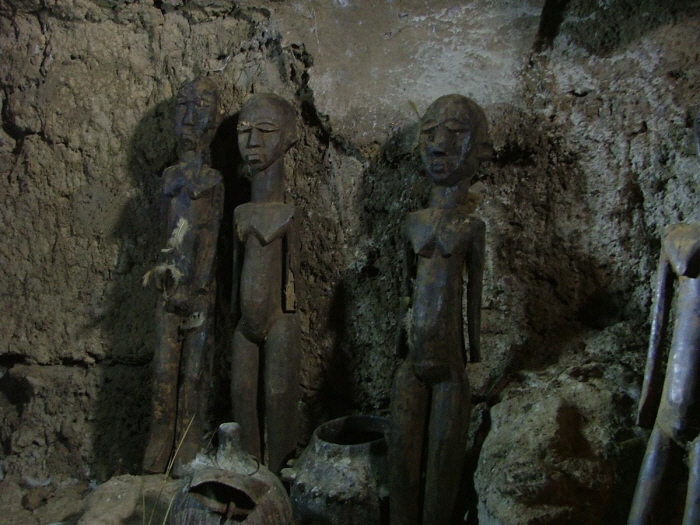 Statuen unterschiedlichen Alters von Dépité in seinem eigenen Schreinraum