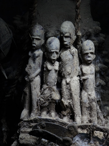 Sechs Jahre alte Figuren bei Kambou Tiwote (Bontoro) am 07.12.2020 Sechs Jahre alte Figuren bei Kambou Tiwote (Bontoro) am 07.12.2020