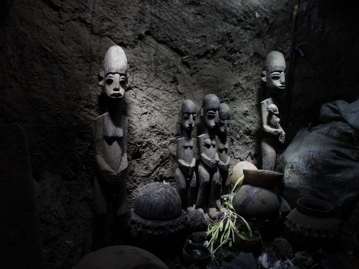 Alte Figuren von Pra bei der Lobi-Féticheuse Kambou Dopiena in Tomena am 23.11.2021