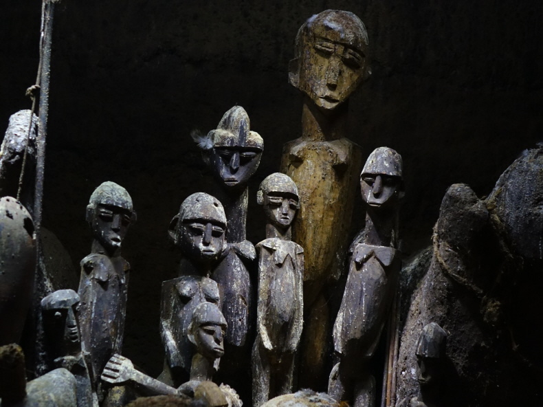 Bis zu 50 Jahre alte Altarfiguren bei Kièpe, einem Schmied und Wahrsager in Batié