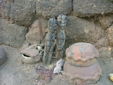 Ein Außenaltar von Tihinté mit selbst geschnitzten Bateba
