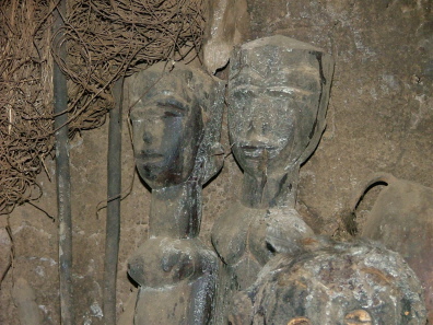 Altar Nowétes mit großem Couple von Gnahinté am 24.11.2010, die Statuen sind 30 bis 35 Jahre alt