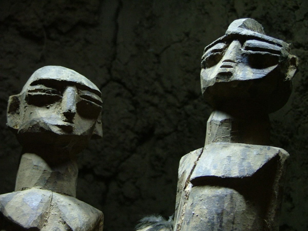 Acht Jahre alte Skulpturen von Djorsiné
