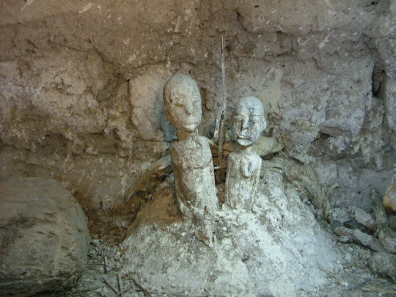 Wenige Jahre alter Dorf-Thildu, linke Statue von Soutiré
