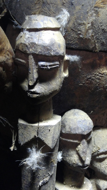 Fünf Jahre alte Figuren im Eigenbesitz des Bildhauers Fünf Jahre alte Figuren im Eigenbesitz des Bildhauers
