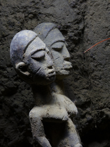 60 Jahre alte Doppelfigur des Wahrsagers Kambou Hilguité am 11.12.2019 60 Jahre alte Doppelfigur des Wahrsagers Kambou Hilguité am 11.12.2019