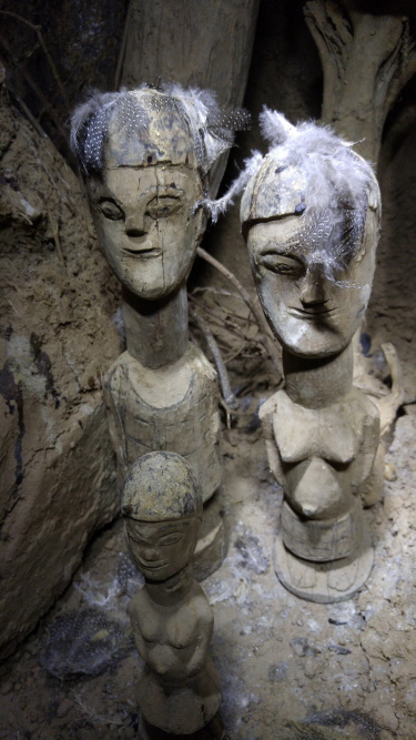 dreißig Jahre alte Skulpturen Sanwelés im eigenen Altarraum