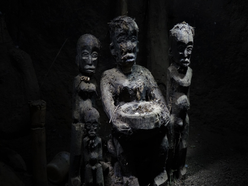 Vier Jahre alte Altarfiguren beim Dyan Kam Dahouro in Kobgo am 27.11.2020