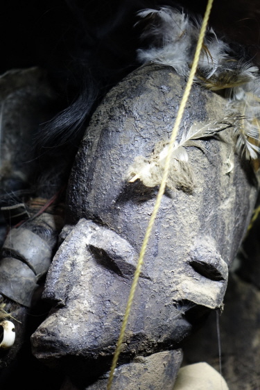 Vom Vater ererbte Figur beim Bildhauer und Altarbesitzer Traoré Wihano am 04.04.2018 Vom Vater ererbte Figur beim Bildhauer und Altarbesitzer Traoré Wihano am 04.04.2018