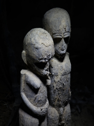 Vier Jahre alte Figuren bei Kambou Kiyinte (Bontoro) am 10.12.2020