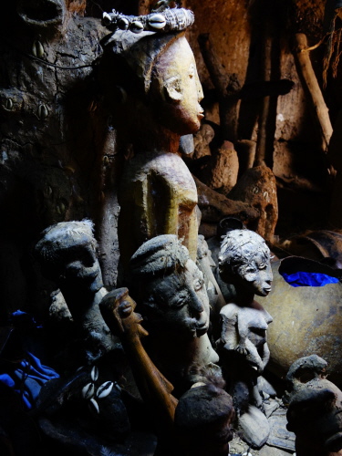 sechs Jahre alte Figuren bei Sansyelé sechs Jahre alte Figuren bei Sansyelé