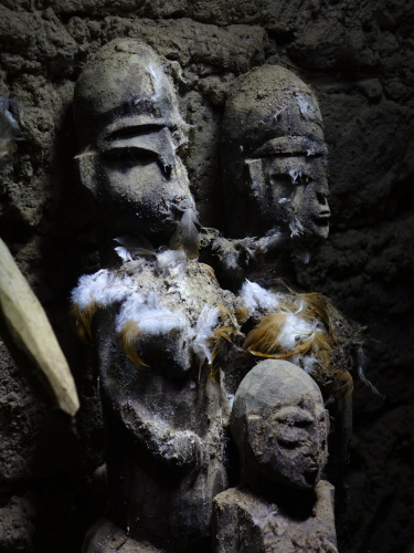 Ca. 40 Jahre alte Figuren bei Coulibaly Din am 28.11.2019 in Zanawa Ca. 40 Jahre alte Figuren bei Coulibaly Din am 28.11.2019 in Zanawa