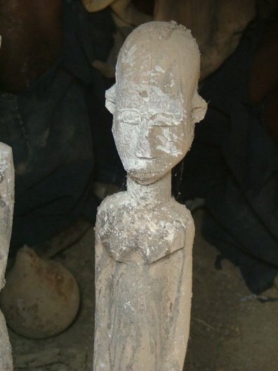 Vor der Ernte mit Kaolin beopferte Statue von Simaté