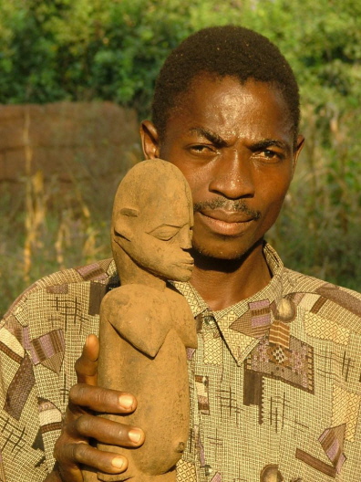 Hien Titiné mit der vom Großvater ererbten Statue von Lunkena