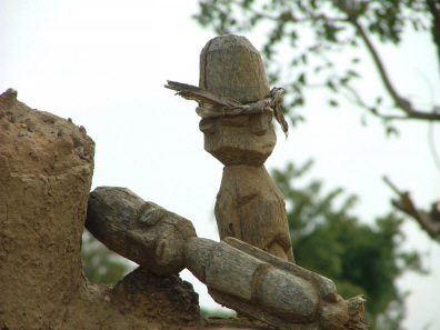 Etwa zehn Jahre alte Dachfiguren Sankas