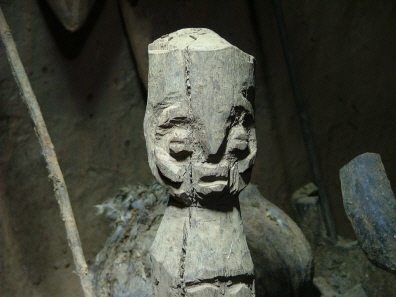 10 Jahre alte Skulptur im Altarraum des Wahrsagers Da Bawoine