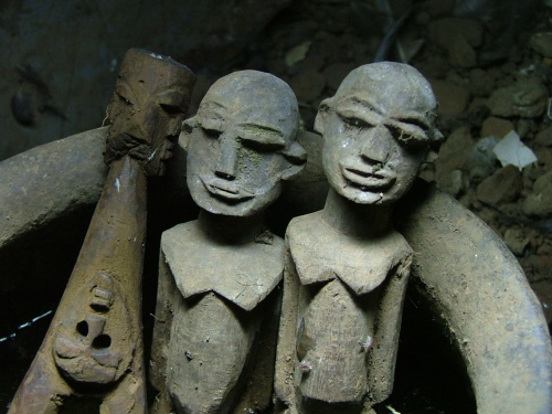 Skulpturen von Hoihiré in einem Sakralgefäß