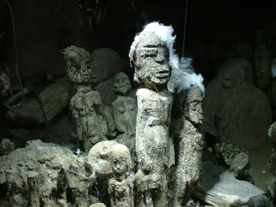 Altarraum Kpadjissirés mit selbst geschnitzten Bateba