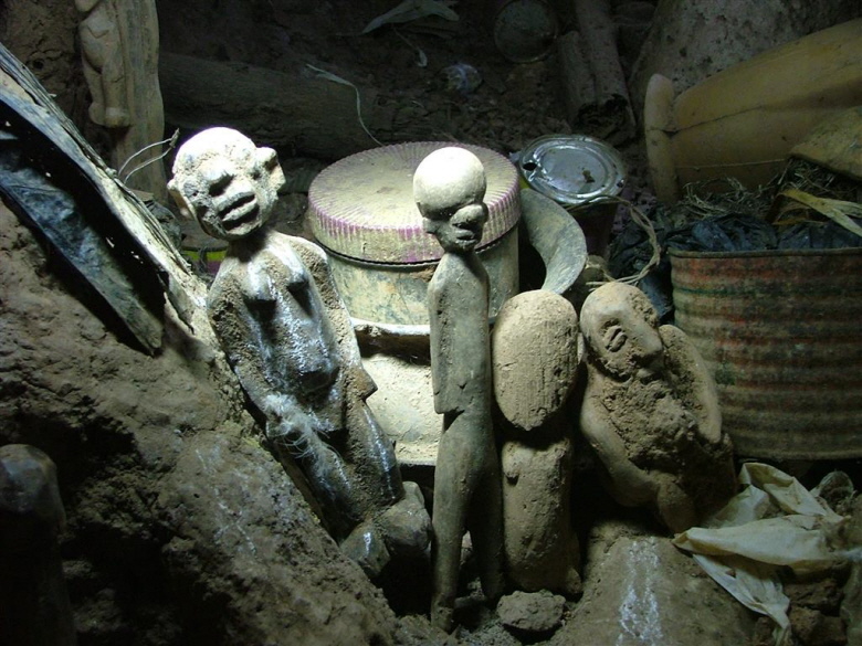 Altarfiguren von Koukio, rechts außen eine Terracotta-Skulptur